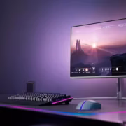 Игровой монитор Philips Evnia 32M2N8900X на столе с клавиатурой и мышью