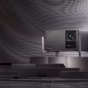 Проектор XGIMI TITAN Noir на подиуме крупный план