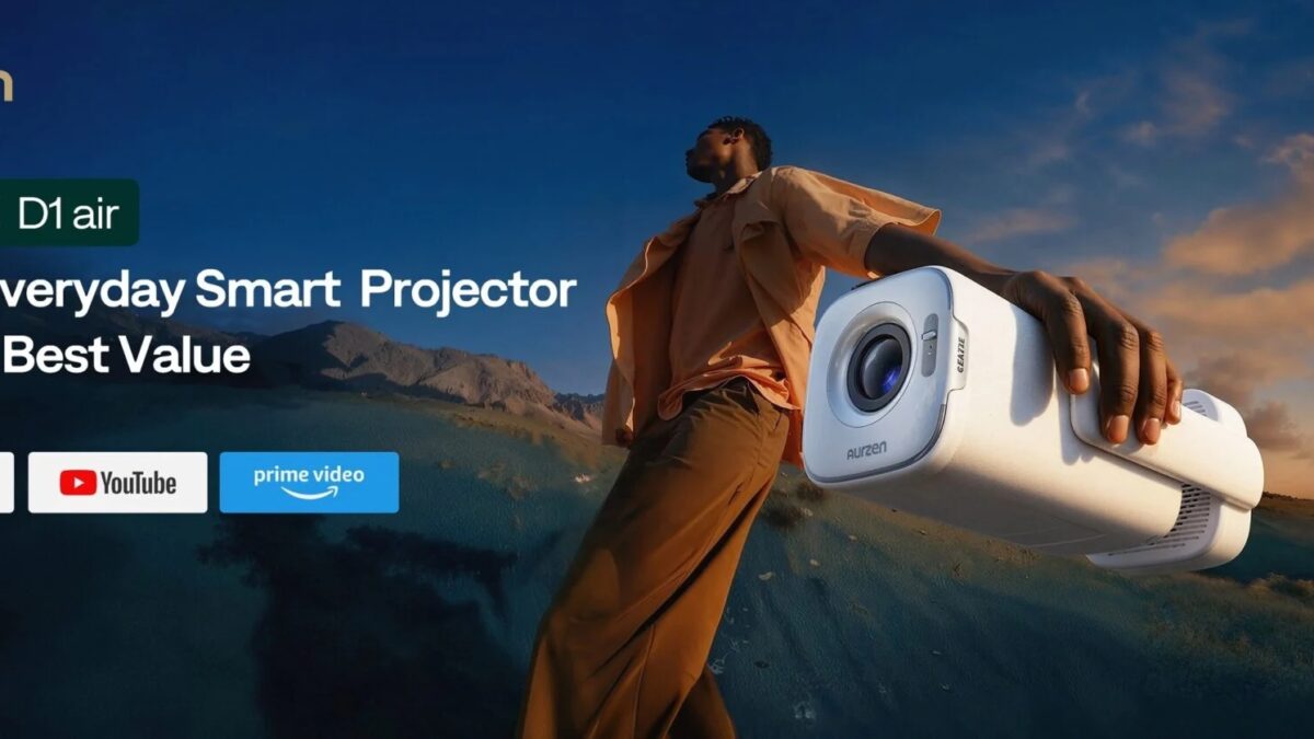 Мужчина держит портативный проектор Aurzen EAZZE D1 Air в руках на фоне природы