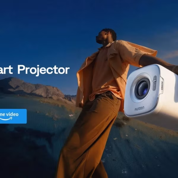 Мужчина держит портативный проектор Aurzen EAZZE D1 Air в руках на фоне природы