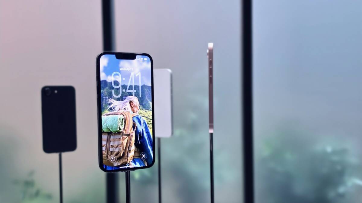 Apple представила iPhone 17e, новые MacBook на M5 и дисплеи Studio Display с Thunderbolt 5 6 images 3.fill .size 2000x1125