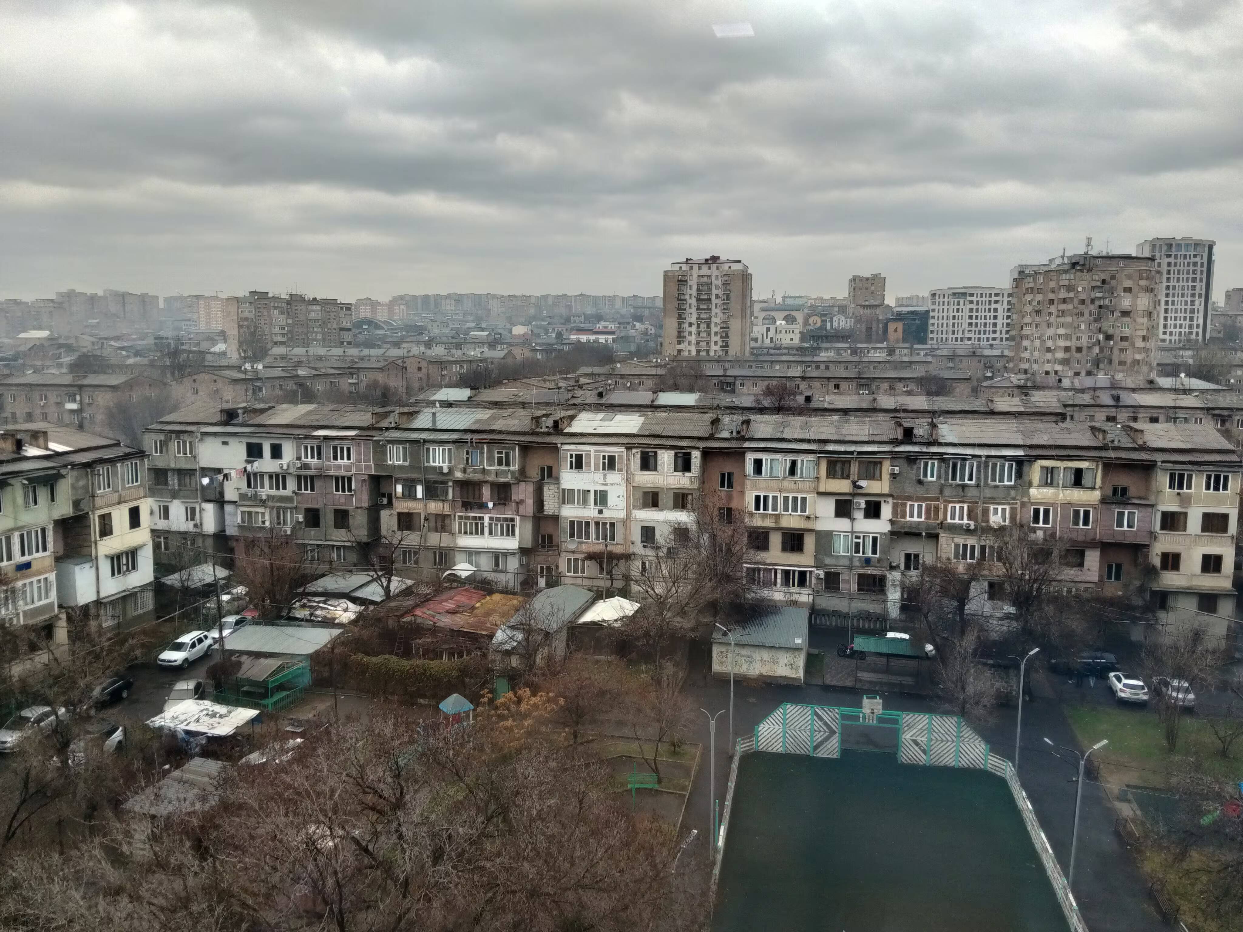 Вид на жилые дома в городе в пасмурную погоду