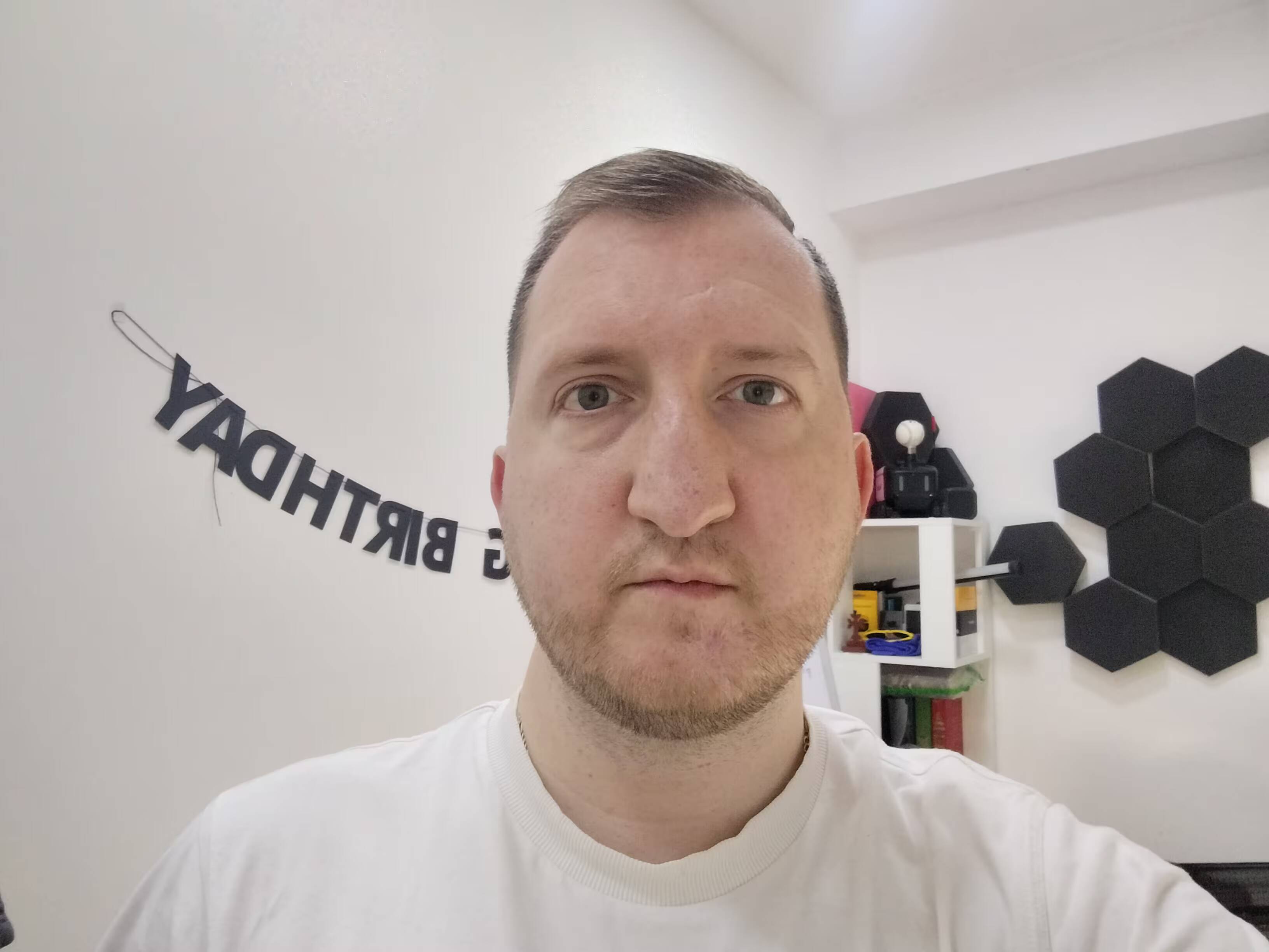 Фронтальный снимок смартфона Realme C85 крупным планом
