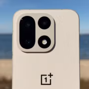 Серебристый телефон OnePlus на фоне воды и неба