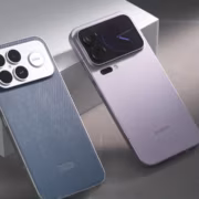 Два смартфона Redmi K90 Ultra и OnePlus Ace 6 Ultra на столе