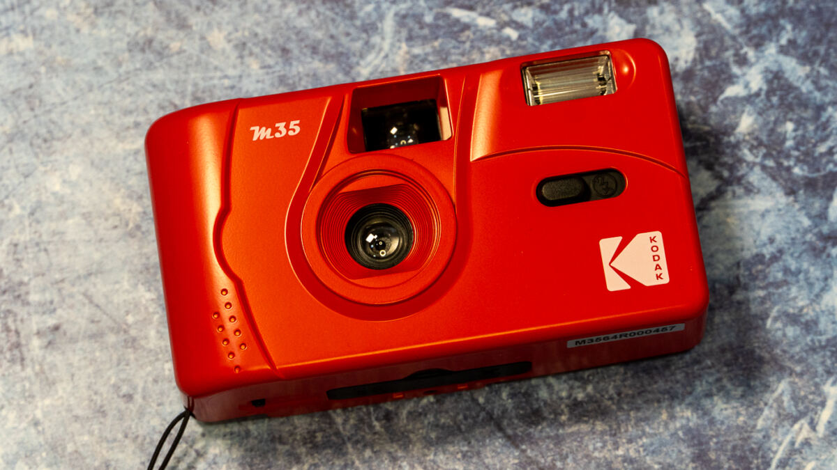 Kodak M35 пленочный фотоаппарат в красном корпусе