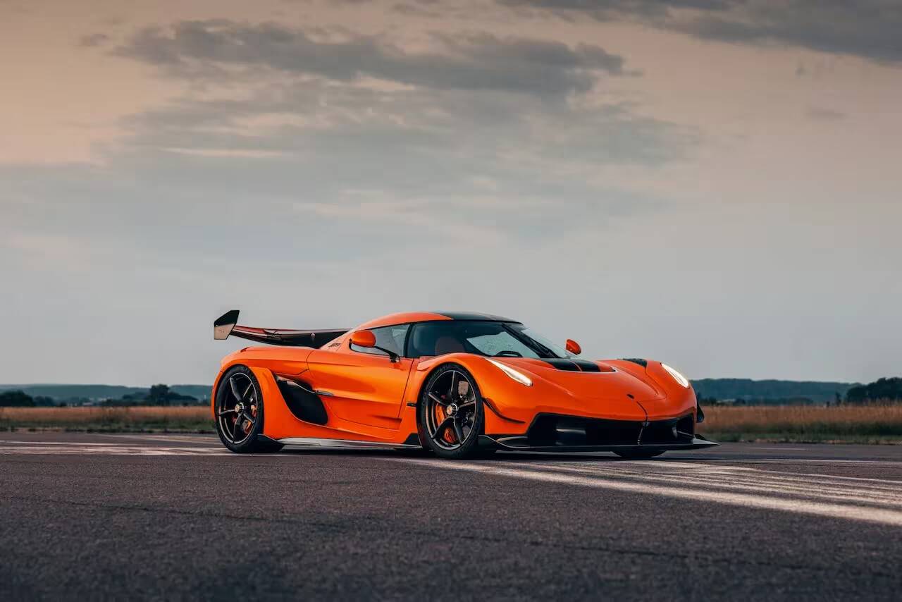 Спортивный красный гиперкар Koenigsegg на трассе