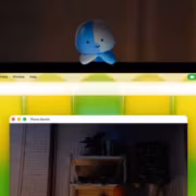 Талисман Little Finder Guy с MacBook Neo на экране