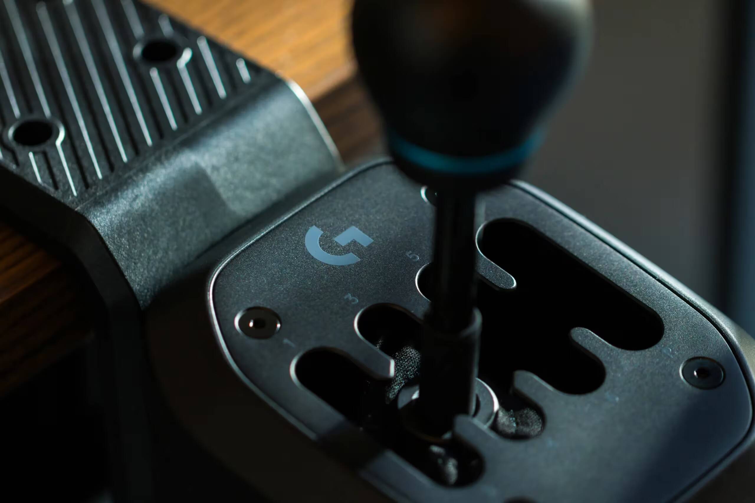 Механическая коробка передач Logitech RS H-Shifter крупным планом