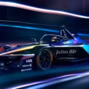 Глава Формулы E критикует гибридную Формулу 1 и предсказывает возврат к классическим двигателям