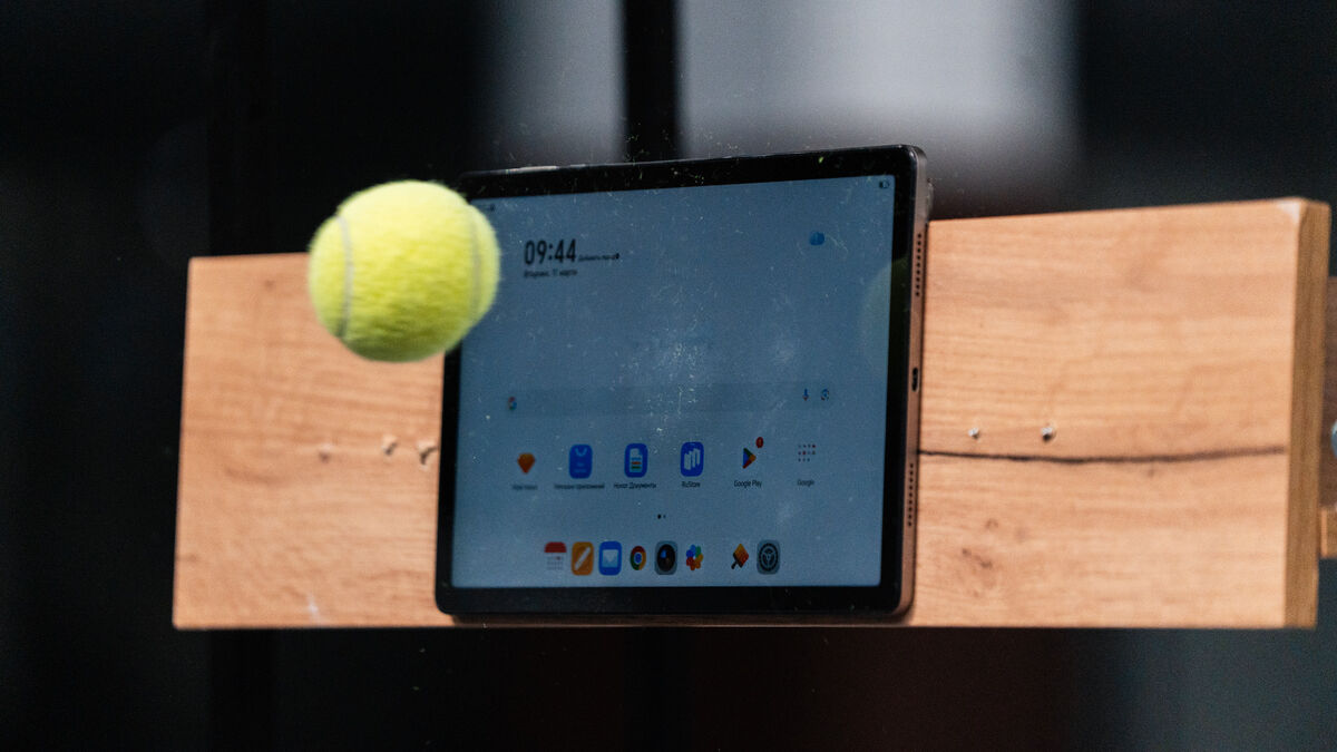 Honor Pad X8b выжил после 300 ударов теннисными мячами со скоростью до 124 км/ч 3 ole05254