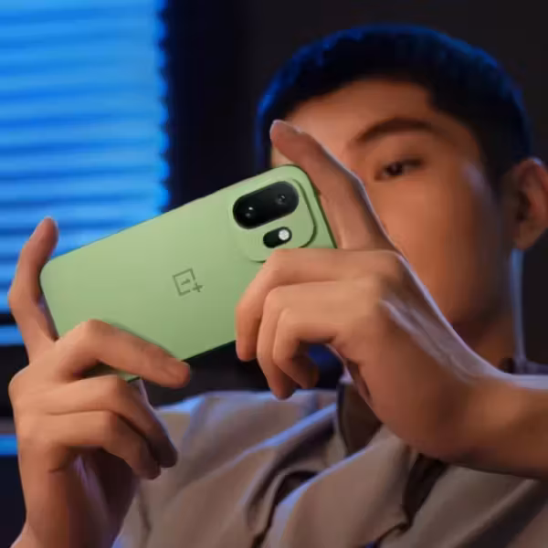 Мобильный телефон OnePlus 15T с зеленым чехлом