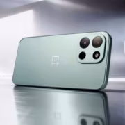 Смартфон OnePlus Nord CE 6 Lite на столе зеленого цвета