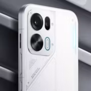 Белый смартфон Oppo K15 Pro с тремя камерами и экраном