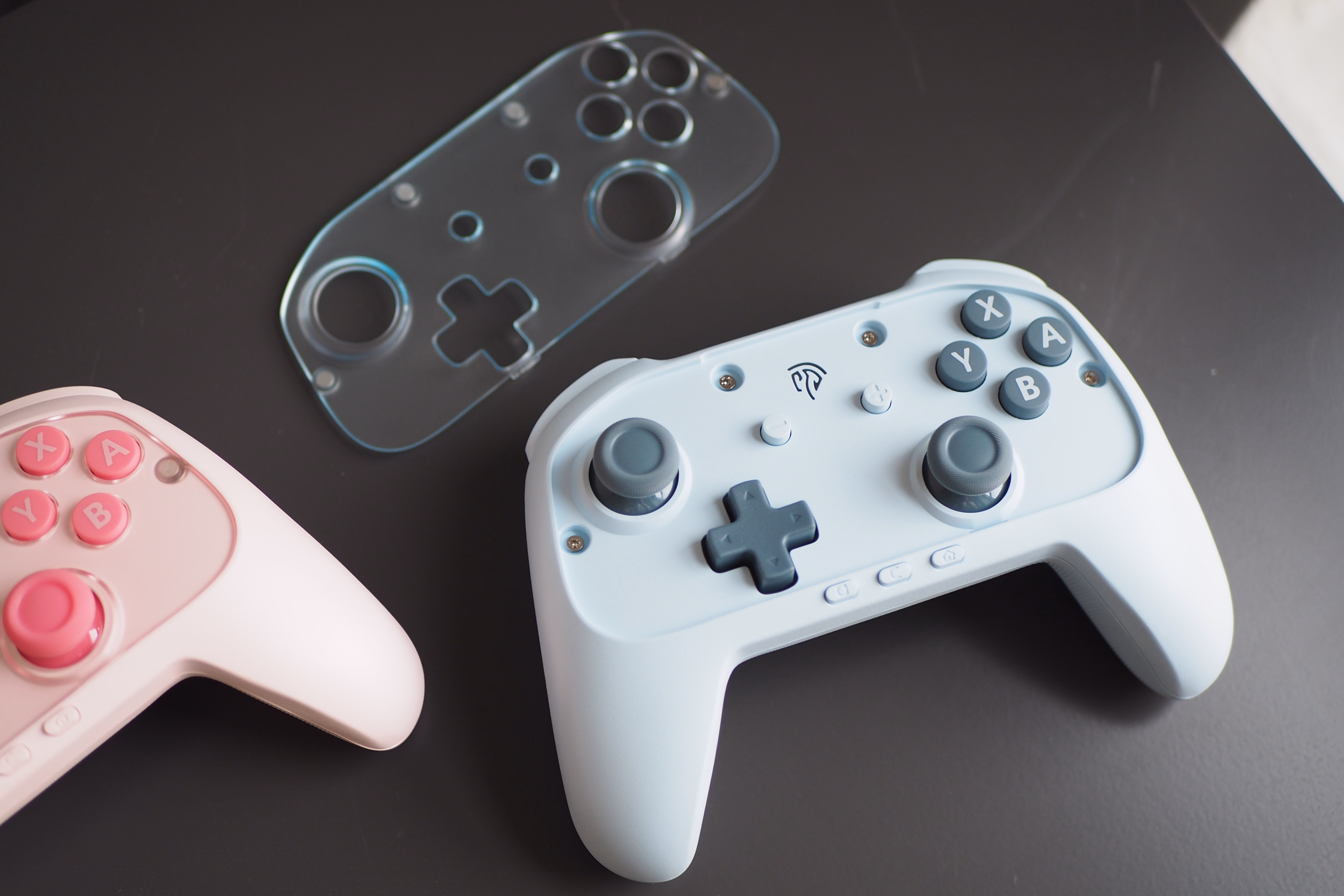 Геймпад EasySMX S10 Lite белого цвета с двумя аналоговыми стиками