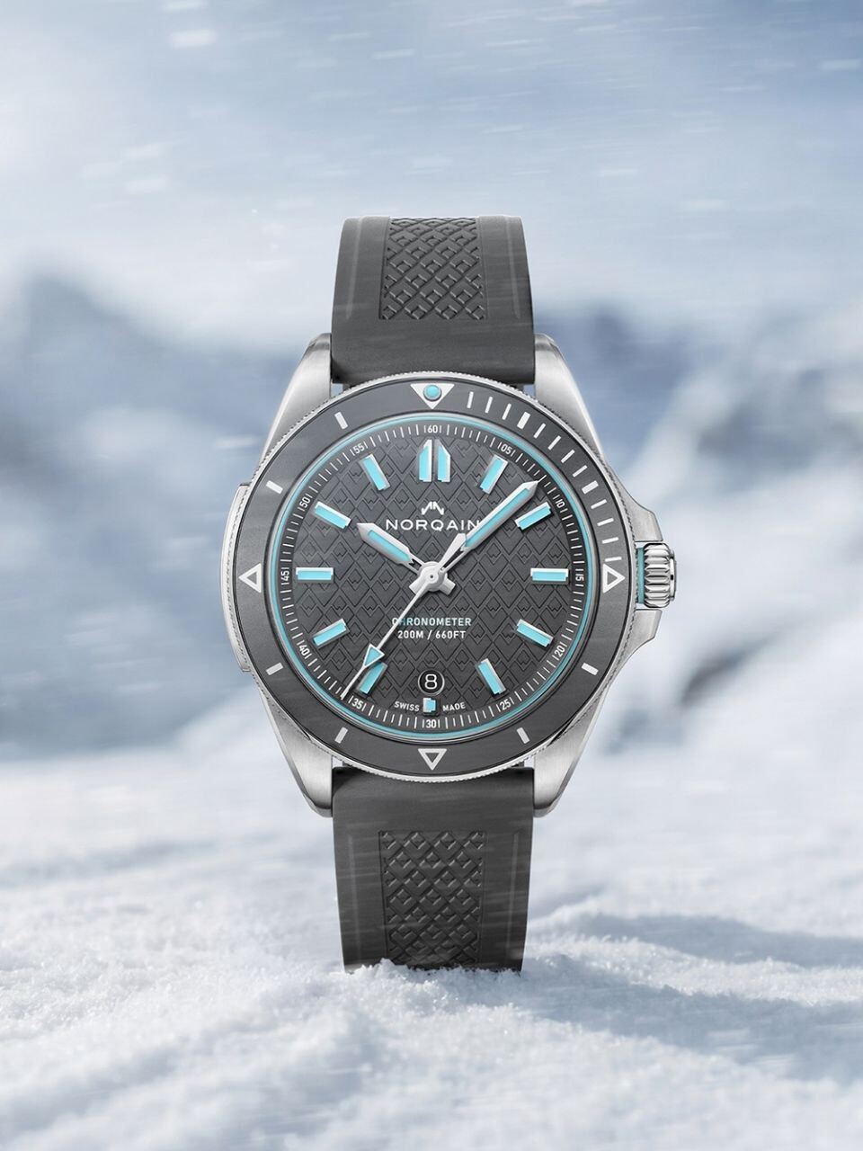 Norqain Adventure 40 мм с горным орнаментом на циферблате
