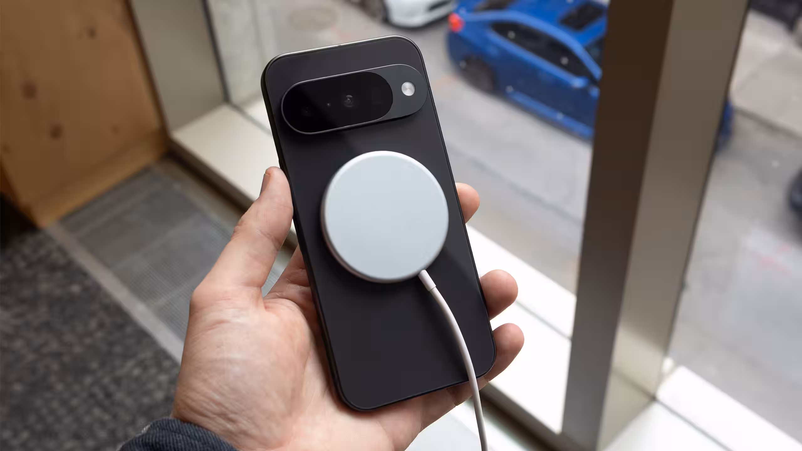 4 эксклюзивных функции Google Pixel, которых нет в других Android-смартфонах 9 Pixel 10 с зарядным устройством PixelSnap