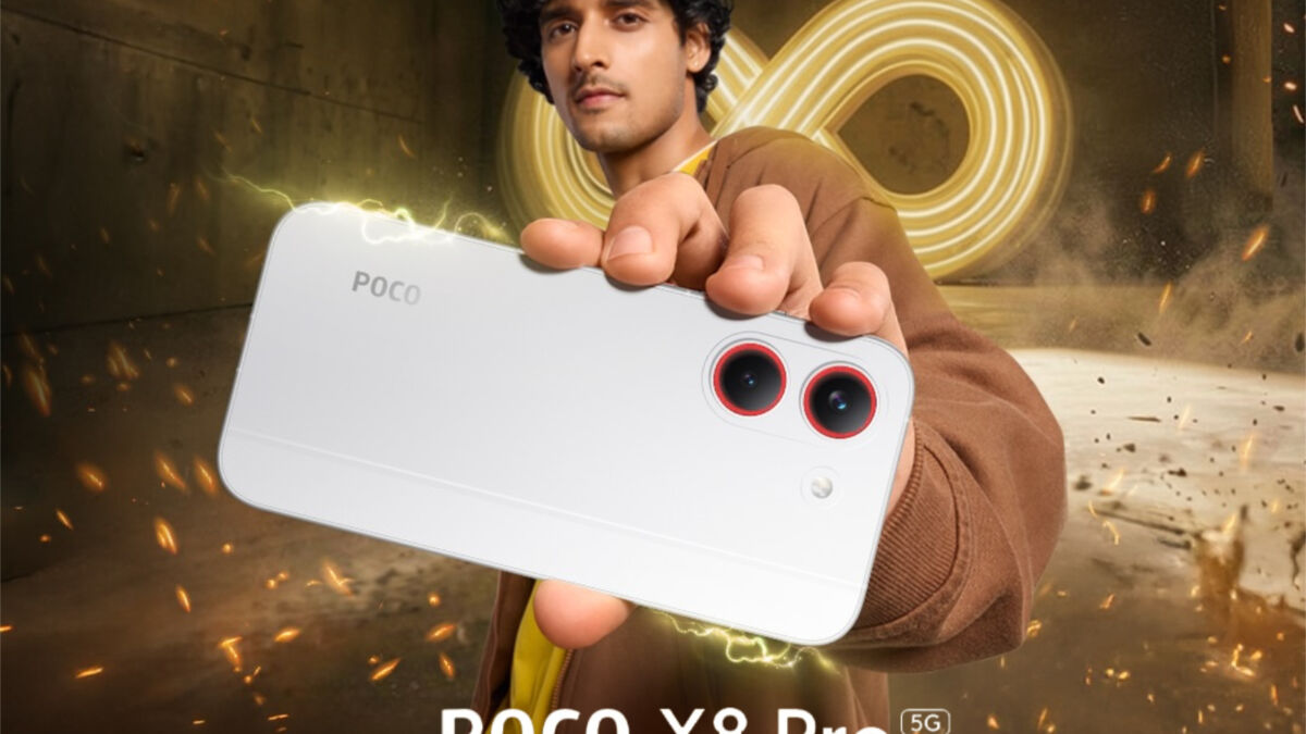 Человек держит смартфон Poco X8 Pro показывая заднюю панель с двойной камерой