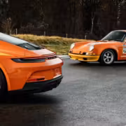 Классические Porsche 911 S/T и Porsche 992 ГТ снаружи