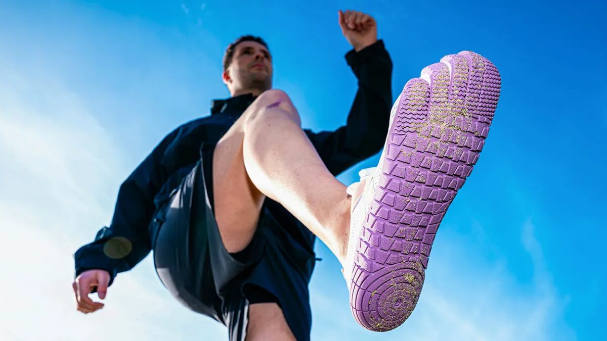 Человек в спортивной обуви показывает удар ногой