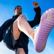 Человек в спортивной обуви показывает удар ногой