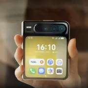 складной телефон Huawei Pura X2 показывает экран и фронтальные камеры