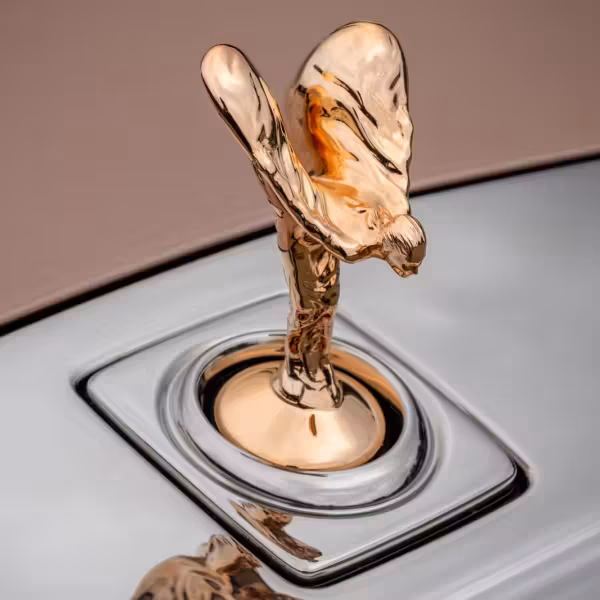 Rolls-Royce расширяет программу уникальных автомобилей и готовит первый электрокар