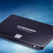 SSD Samsung 870 EVO 8 ТБ на черном фоне