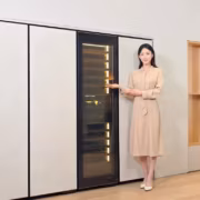 жена стоит возле винный холодильник Samsung AI