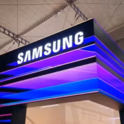 Яркий светящийся знак Samsung на выступающем з flamingo Samsung Foundry