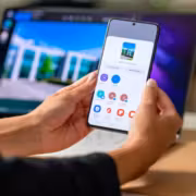 Galaxy S26 получил обновление с поддержкой AirDrop через Quick Share