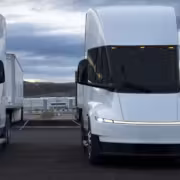Электрические грузовики Tesla Semi получили батареи на 1,6 млн км пробега