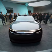 Электромобиль Afeela на выставке в центре с людьми