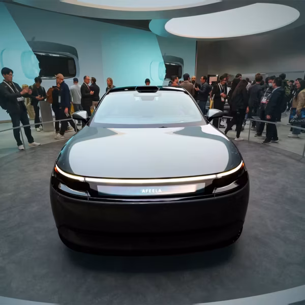 Электромобиль Afeela на выставке в центре с людьми
