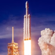 Ракета SpaceX Starship запускается в небо