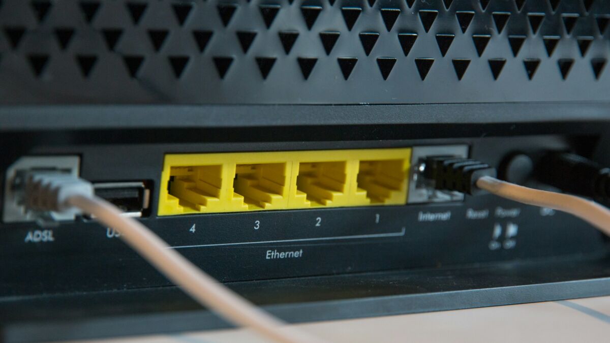 Коммутатор с Ethernet-портами и кабелями для интернета