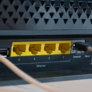 Коммутатор с Ethernet-портами и кабелями для интернета