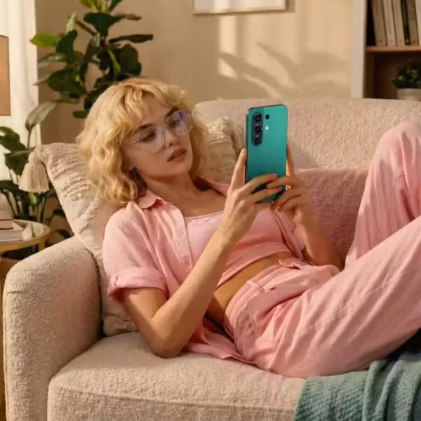 T2 и Tecno запустили тариф с безлимитным доступом к ИИ для новых смартфонов