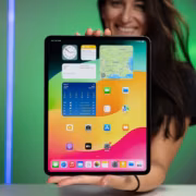 iPad Pro M4 десятидюймовый на ладони человека