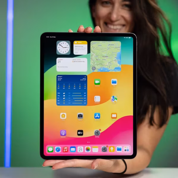 iPad Pro M4 десятидюймовый на ладони человека