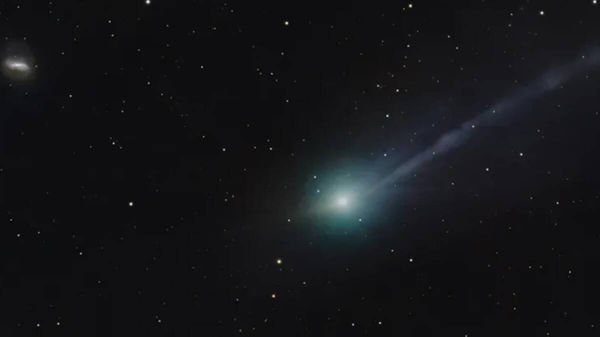 the long tail and secondary anti tail of 3i atlas comet