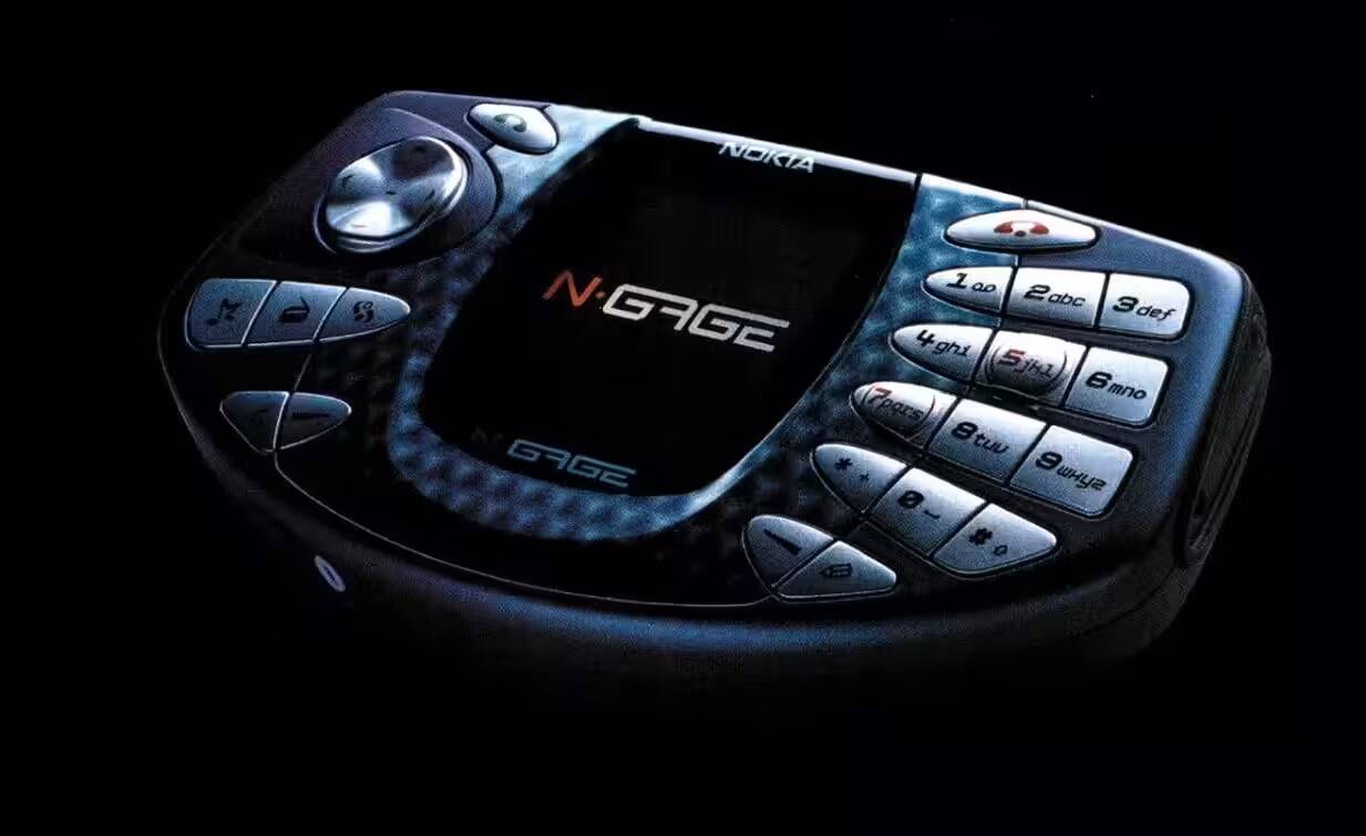 Мобильный телефон Nokia N-Gage с черным корпусом и клавиатурой