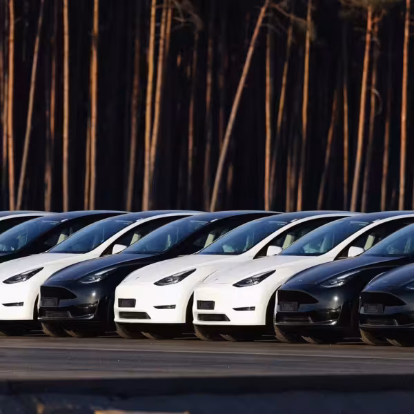 Лояльные фанаты Tesla разочаровываются из-за политики Илона Маска и автопилота