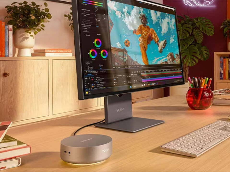 Мини-ПК Lenovo Yoga Mini i на столе с монитором