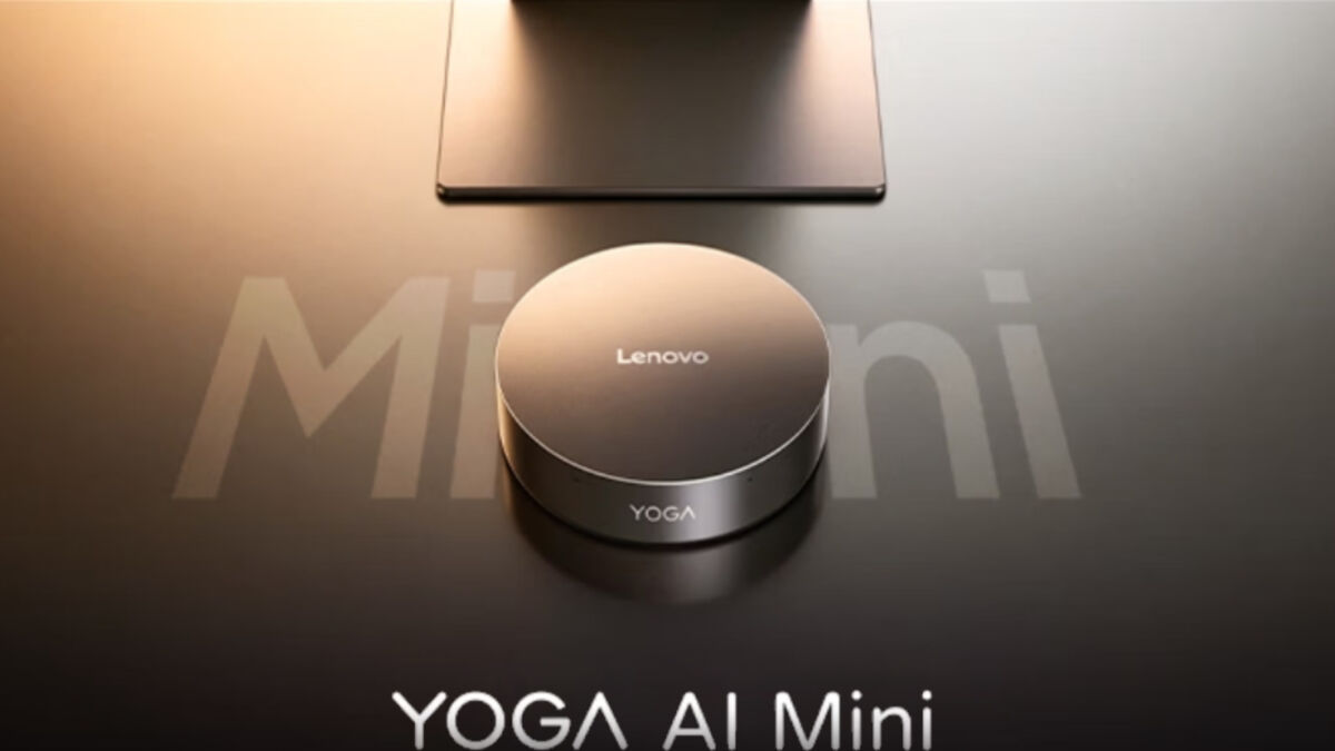 Компактный мини-ПК Lenovo Yoga Mini i на столе