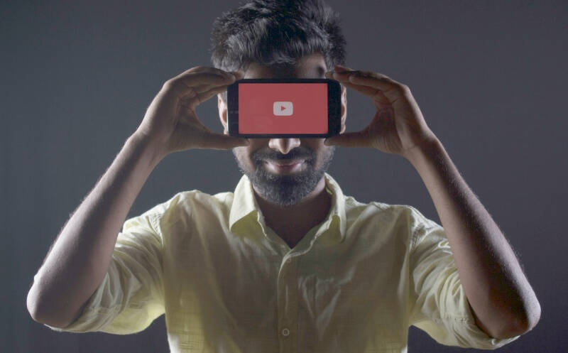 YouTube запускает обязательную неотключаемую рекламу на телевизорах по всему миру 2 youtube man unsplash