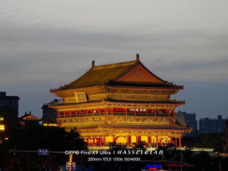 Здание в традиционном китайском стиле на закате с подсветкой Oppo Find X9 Ultra