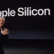 Кадр с презентации Apple Silicon и выступающего человека