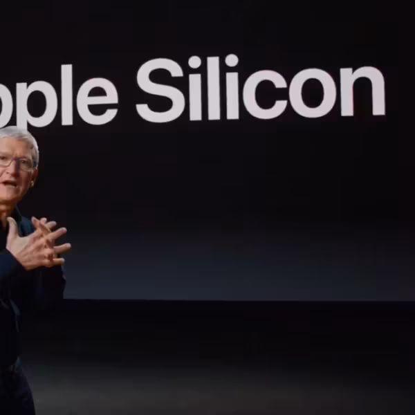 Кадр с презентации Apple Silicon и выступающего человека