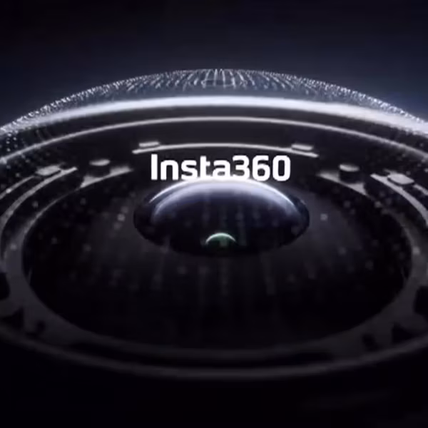 Круглый объектив с логотипом Insta360 Luna Ultra